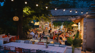Cena al aire libre en Medrose Camping, parque de vacaciones en Auvergne-Rhône-Alpes, Francia, con huéspedes.