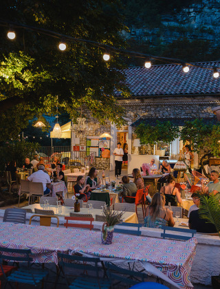 Cena al aire libre en Medrose Camping, parque de vacaciones en Auvergne-Rhône-Alpes, Francia, con huéspedes.