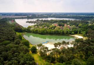 Vista aérea del parque vacacional Parc de Witte Vennen con lagos, árboles y casas en Limburg, Países Bajos.