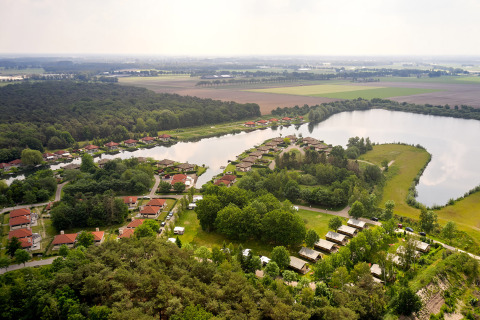 Vista aérea de Parc de Witte Vennen, un parque vacacional con cabañas y lago en Limburg, Países Bajos.