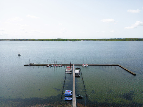 Vista aérea de un muelle con botes pequeños en el parque vacacional RCN de Schotsman, Zeeland, Países Bajos.