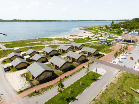 Luchtfoto van RCN de Schotsman vakantiepark in Zeeland, Nederland met huisjes aan het strand.
