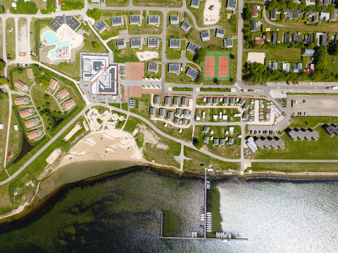 Luchtfoto van RCN de Schotsman, een vakantiepark in Zeeland, Nederland, met strand, huisjes en haven.