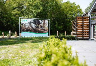 RCN de Schotsman bord bij fietsrekken en groene bomen in het vakantiepark in Zeeland, Nederland.