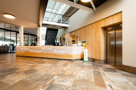 Moderne receptie met lift bij RCN de Schotsman vakantiepark in Zeeland, Nederland.