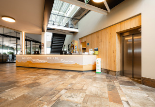 Moderne receptie met lift bij RCN de Schotsman vakantiepark in Zeeland, Nederland.