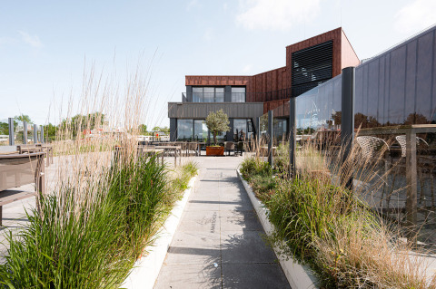 Buitenruimte met moderne architectuur bij vakantiepark RCN de Schotsman in Zeeland, Nederland.