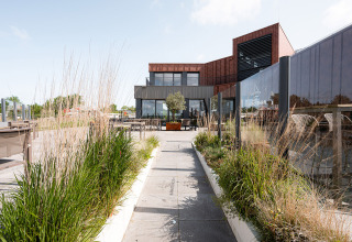 Buitenruimte met moderne architectuur bij vakantiepark RCN de Schotsman in Zeeland, Nederland.