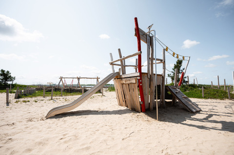 Parque infantil con barco y tobogán en la arena en RCN de Schotsman, parque vacacional en Zeeland, Países Bajos.