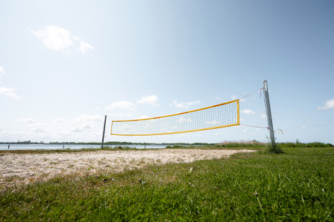 Cancha de voleibol de playa en RCN de Schotsman, un parque vacacional en Zelanda, Países Bajos.