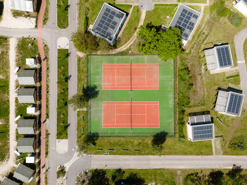 Vista aérea del parque vacacional RCN de Schotsman en Zelanda con canchas de tenis y alojamientos.