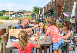 Gezin beleeft een zomerse dag met eten en drinken op vakantiepark RCN de Schotsman in Zeeland.