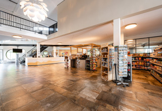 Moderne onthaalruimte en winkel in vakantiepark RCN de Schotsman in Zeeland, Nederland, met snacks en cadeaus.