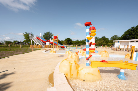Parque acuático con toboganes y juegos en RCN de Schotsman, un complejo vacacional en Zeeland, Países Bajos.
