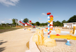 Waterspeeltuin met glijbanen bij RCN de Schotsman, een vakantiepark in Zeeland, Nederland.