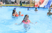 Børn leger og svømmer i en udendørs pool ved RCN de Schotsman-ferieparken i Zeeland, Holland.
