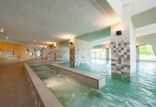 Overdekt zwembad met moderne tegelpilaren bij RCN de Schotsman vakantiepark in Zeeland, Nederland.
