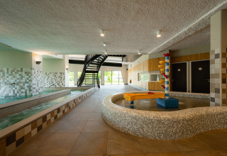 Indendørs swimmingpoolområde med boblebad, børnepool og moderne trappe i RCN de Schotsman, Zeeland.