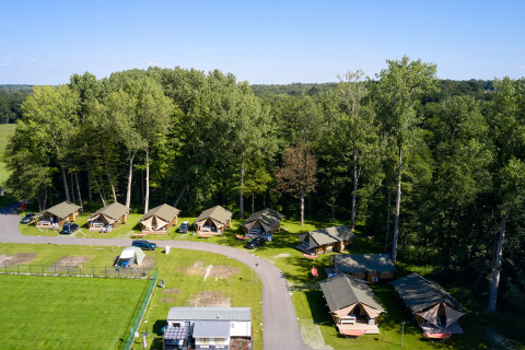 Vista aérea de tiendas glamping y vegetación en el parque vacacional Recreatieoord Wilhelm Tell en Limburgo, Bélgica.