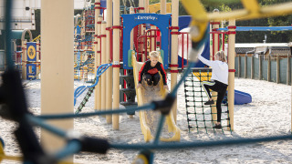 Kinderen spelen op een kleurrijke speeltuin met zand in Recreatieoord Wilhelm Tell, Limburg, België.