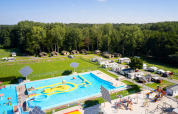 Luchtfoto van zwembad, speelplein en kampeerplaats in Recreatieoord Wilhelm Tell, Belgisch Limburg.