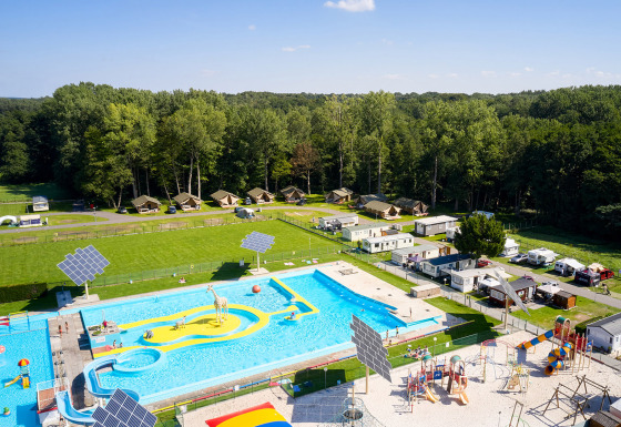 Luftfoto af swimmingpool, legeplads og campingplads ved Recreatieoord Wilhelm Tell i Belgien.