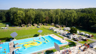 Luchtfoto van zwembad, speeltuin en camping bij Recreatieoord Wilhelm Tell in Limburg, België.
