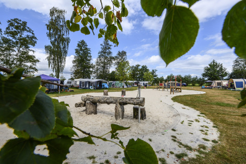 Terrain de camping avec aire de jeux et tentes au Recreatiepark de Lucht, Utrecht, Pays-Bas.