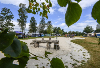 Campingområde med legeplads og telte i baggrunden på Recreatiepark de Lucht, Utrecht, Nederlandene.