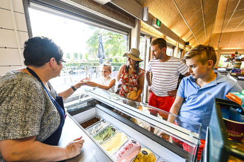 Een familie koopt ijs bij Recreatiepark de Lucht, een vakantiepark in de provincie Utrecht, Nederland.