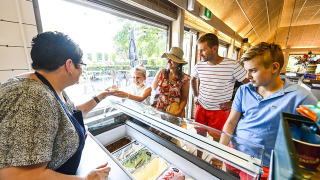 Een familie koopt ijs bij Recreatiepark de Lucht, een vakantiepark in de provincie Utrecht, Nederland.