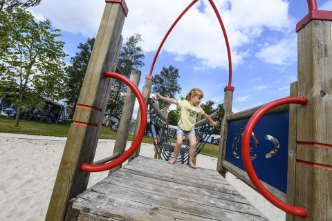 Een kind speelt op de speeltuin van Recreatiepark de Lucht, een vakantiepark in Utrecht, Nederland.
