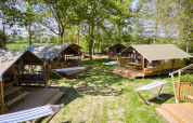 Glamping telte og hængekøjer i grønne omgivelser på Recreatiepark de Lucht i Utrecht, Holland.