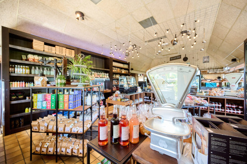 Boutique lumineuse et accueillante à Recreatiepark de Lucht, Utrecht, Pays-Bas, avec déco moderne et produits variés.