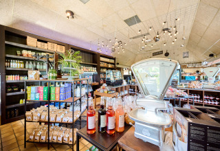 Tienda luminosa y acogedora en Recreatiepark de Lucht, Utrecht, Países Bajos, con decoración moderna y productos.