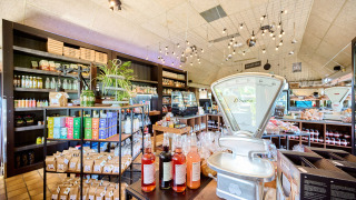 Lichte en uitnodigende winkel bij Recreatiepark de Lucht in Utrecht, Nederland, met moderne inrichting en producten.