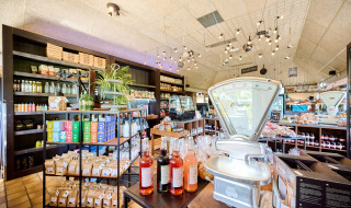 Helles, einladendes Geschäft im Recreatiepark de Lucht in Utrecht, Niederlande, mit modernen Produkten.