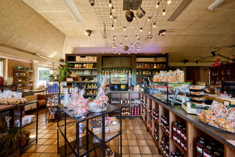 Boutique de Recreatiepark de Lucht à Utrecht, Pays-Bas, avec rayons remplis de produits locaux et gourmandises.
