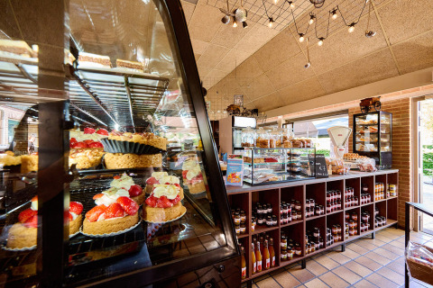 Gâteaux frais et produits régionaux exposés à la boulangerie du Recreatiepark de Lucht à Utrecht, Pays-Bas.