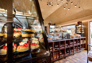 Dolci freschi e prodotti locali esposti nella panetteria di Recreatiepark de Lucht a Utrecht, Paesi Bassi.