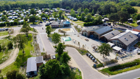 Luftaufnahme vom Vakantiepark De Nollen in Nordholland, Niederlande, mit vielen Bäumen und Gebäuden.