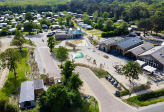 Luftaufnahme vom Vakantiepark De Nollen in Nordholland, Niederlande, mit vielen Bäumen und Gebäuden.
