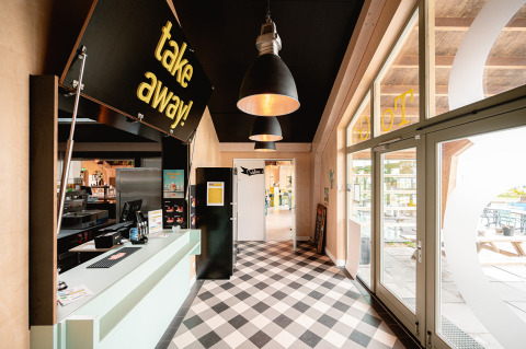 Moderne Take-Away-Theke im Eingangsbereich des Vakantiepark De Nollen in Nordholland, Niederlande.