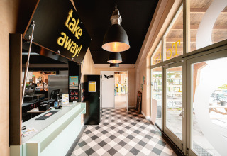 Moderne Take-Away-Theke im Eingangsbereich des Vakantiepark De Nollen in Nordholland, Niederlande.