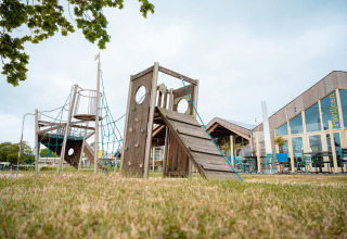 Spielplatz und Pavillon im Ferienpark De Nollen, Nordholland, Niederlande, an einem klaren Tag.