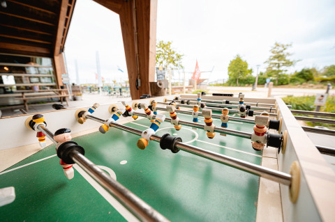 Tischfußballtisch im Freien bei Vakantiepark De Nollen, einem Ferienpark in Nordholland, Niederlande.