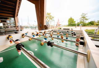 Tischfußballtisch im Freien bei Vakantiepark De Nollen, einem Ferienpark in Nordholland, Niederlande.