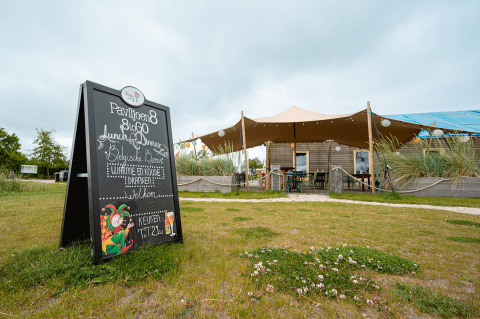 Außenaufnahme eines Restaurants mit Tafel im Vakantiepark De Nollen, einem Ferienpark in Nordholland, Niederlande.