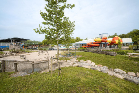 Udsigt over Holiday Park Ackersate med Villatent Cottage og farverige vandrutsjebaner i Holland.