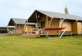 Tente safari Villatent Nomad au Holiday Park Ackersate aux Pays-Bas, avec véranda et hamac.